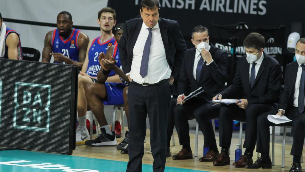 Ergin Ataman en un partido en el Wizink Center contra el Real Madrid
