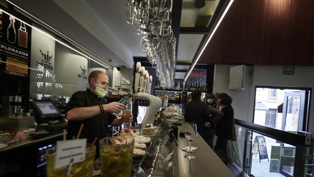 Un camarero con una mascarilla.