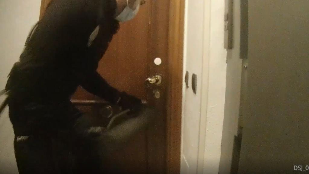 Fotograma del vídeo que captaron las cámaras corporales durante la operación.