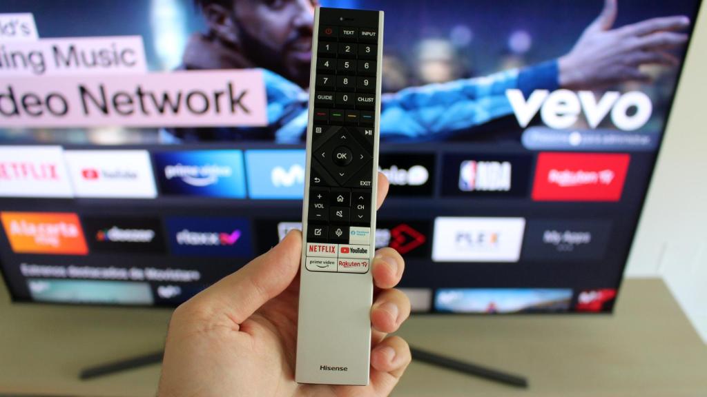 El mando a distancia es elegante, pero algo grande.