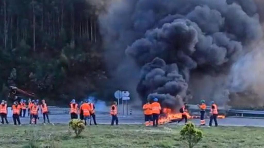 Trabajadores de Vestas cortan la carretera LU-862