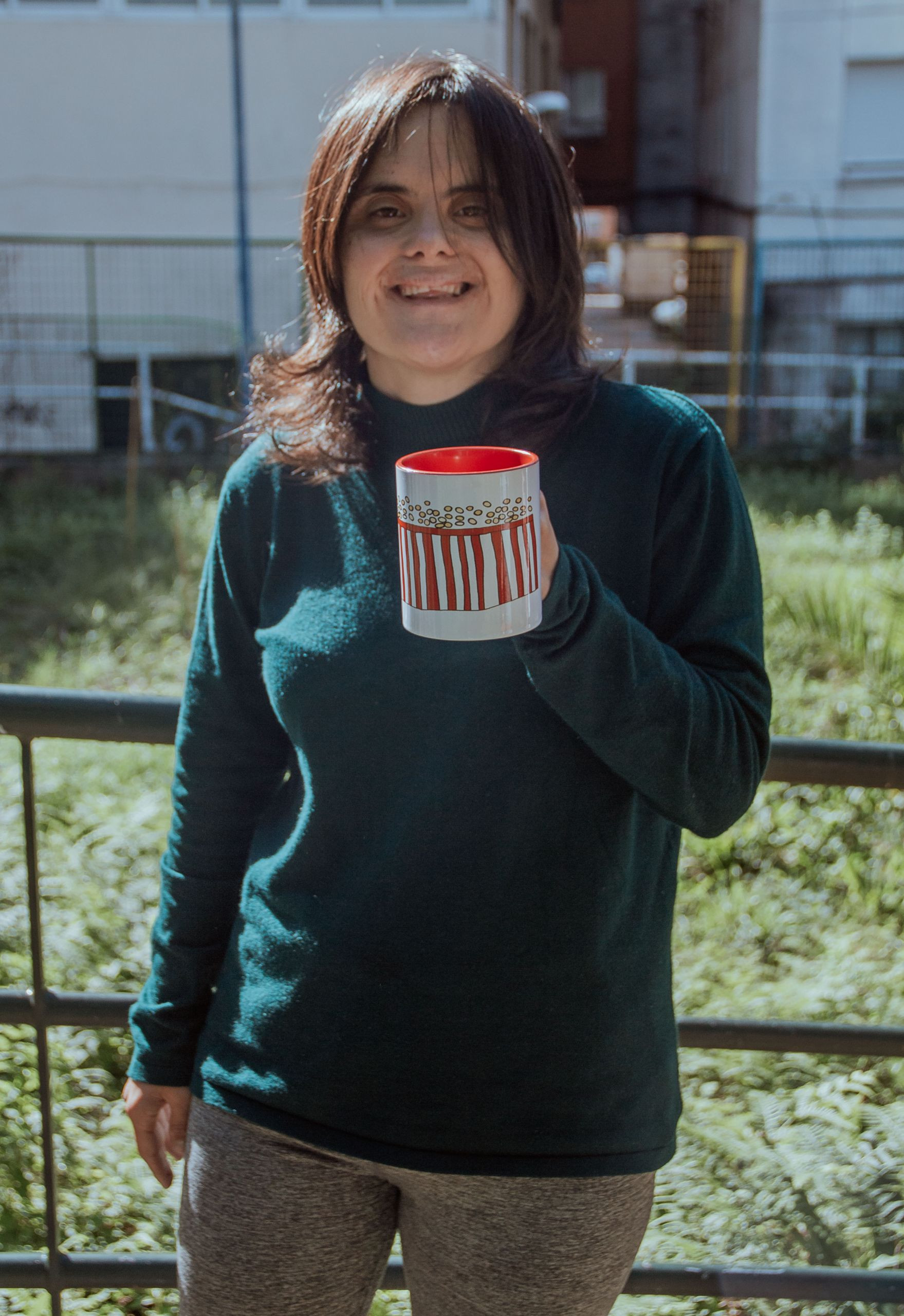 Loira, de Diseñatas, con la taza creada para el festival
