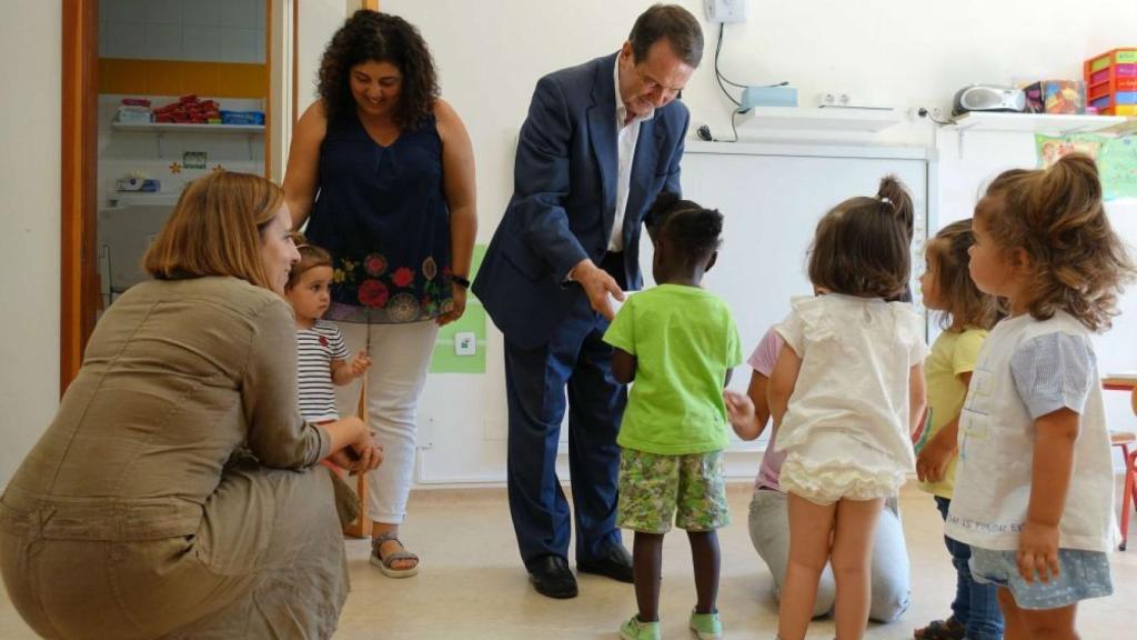 Abel Caballero en una visita a una escuela infantil.