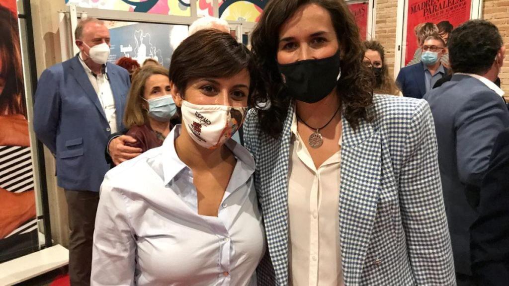 La ministra Isabel Rodríguez con la alcaldesa de Calzada, Gema María García Ríos