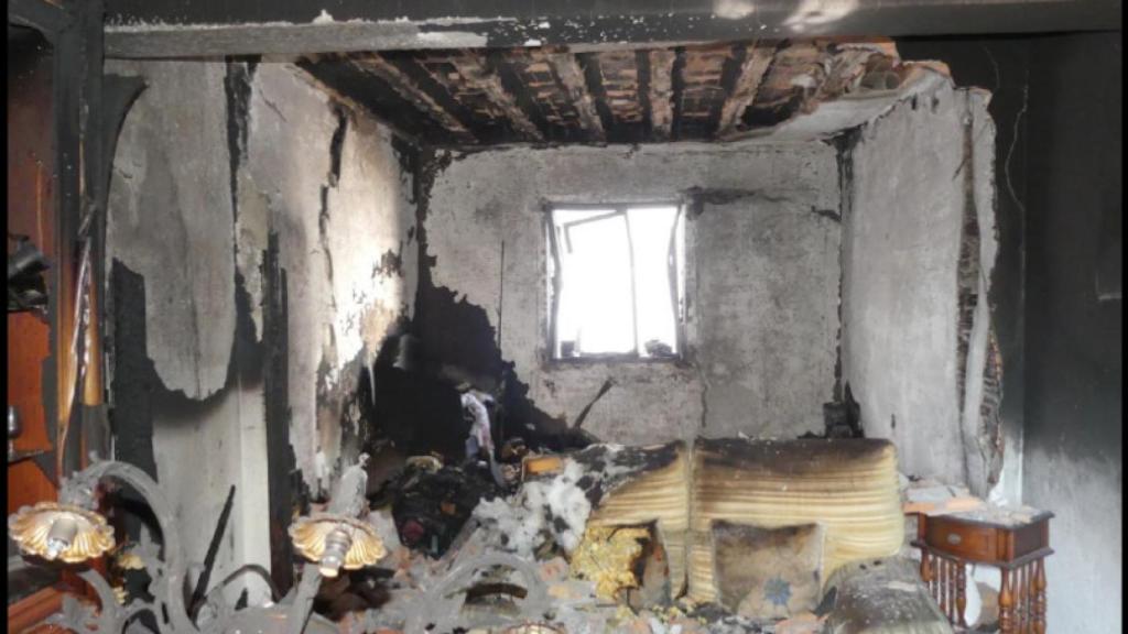 Estado en el que quedó el salón de la vivienda.