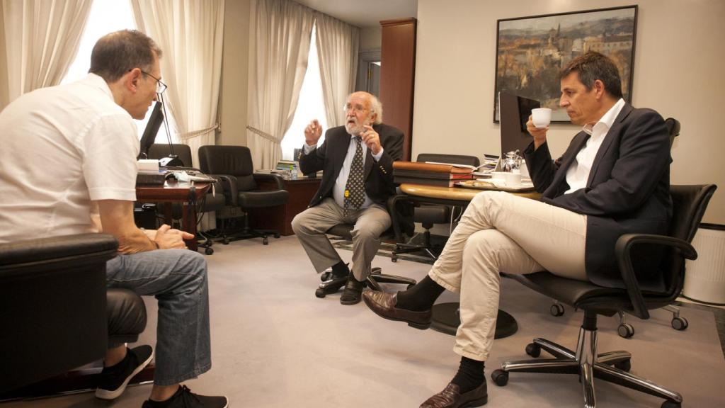 El profesor de la Universidad de Ginebra Michel Mayor y el doctorando Didier Queloz, premios Nobel de Física 2019, junto al periodista de D+I Julio Miravalls.