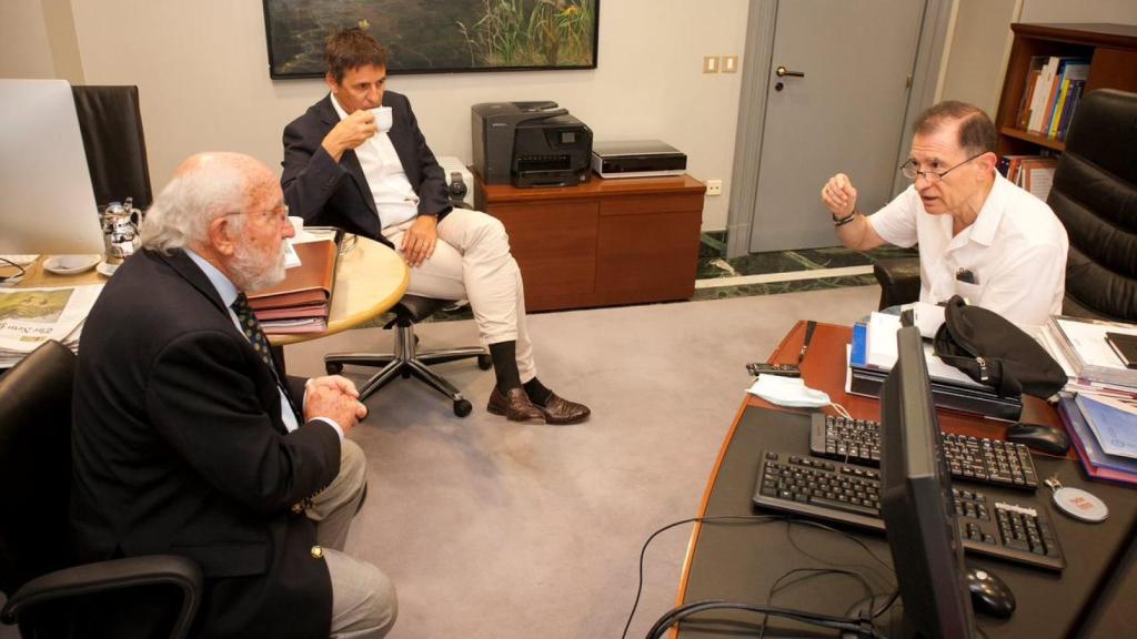 Los dos Premios Nobel de Física 2019, durante la entrevista con Julio Miravalls, periodista de D+I. Foto: F. RAMÓN ARECES.