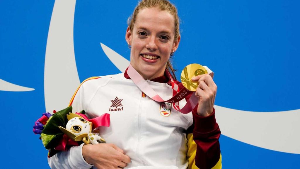Marta Fernández con el oro conquistado en Tokio 2020
