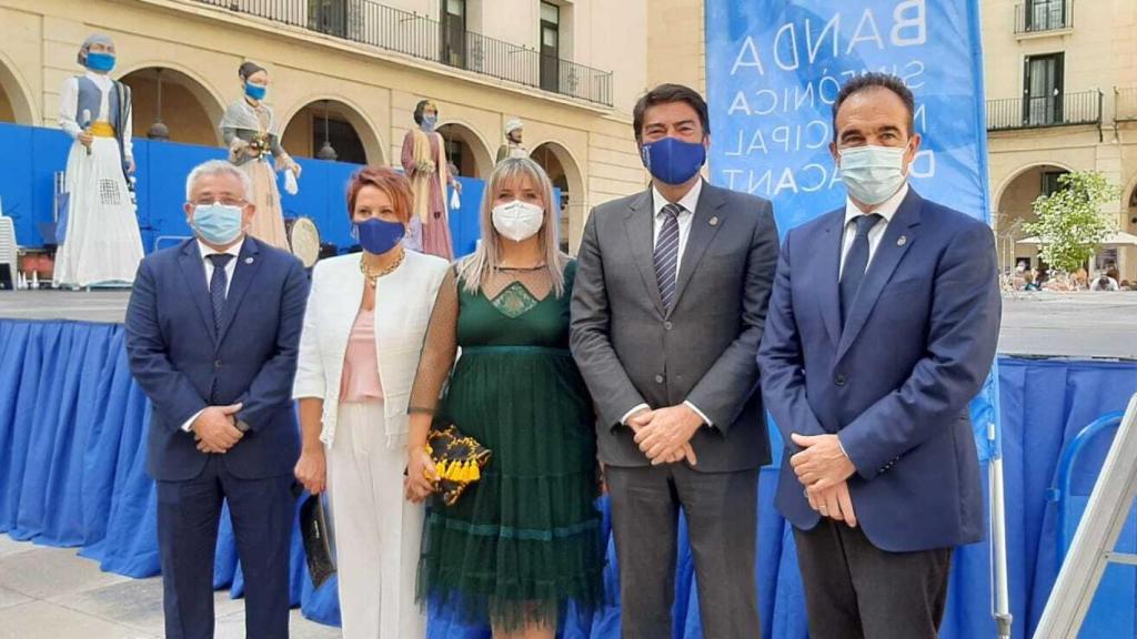 Barcala en compañía de la vicealcaldesa, Mari Carmen Sánchez, y otros concejales.