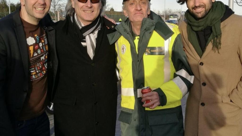 Jandro con Quique San Francisco vestido de Guardia Civil, David Otero y Jeff Toussaint.
