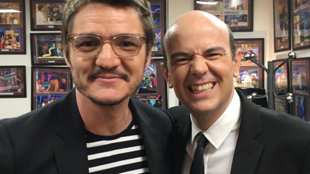 El actor chileno Pedro Pascal posa junto a Jandro.