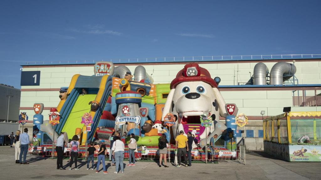 Dentro de la feria de Vox organizada en IFEMA hay un parque temático infantil: piscina de bolas, hinchables, etc.