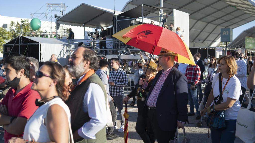 Un simpatizante de Vox escucha atentamente el discurso de Santiago Abascal.