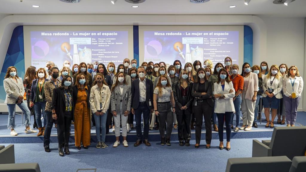 Todos los participantes y parte de los asistentes a la clausura de la Semana Mundial del Espacio en Airbus.