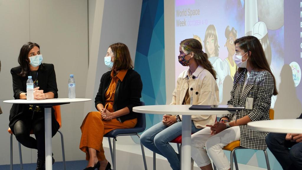 Milena Lerario y Belén García Molano, junto a dos de las estudiantes de Las Musas, durante la jornada del viernes.