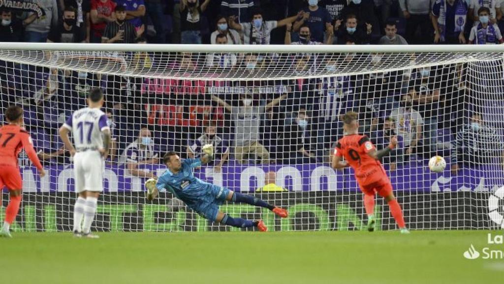 Brandon marcó de penalti y adelantó al Málaga.