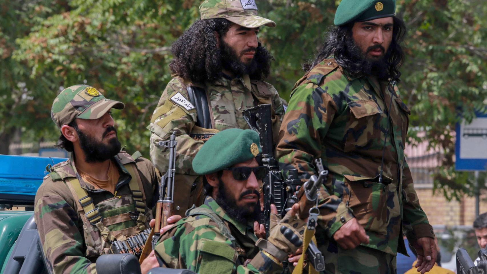 Soldados talibanes patrullando las calles de Kabul, Afganistán.