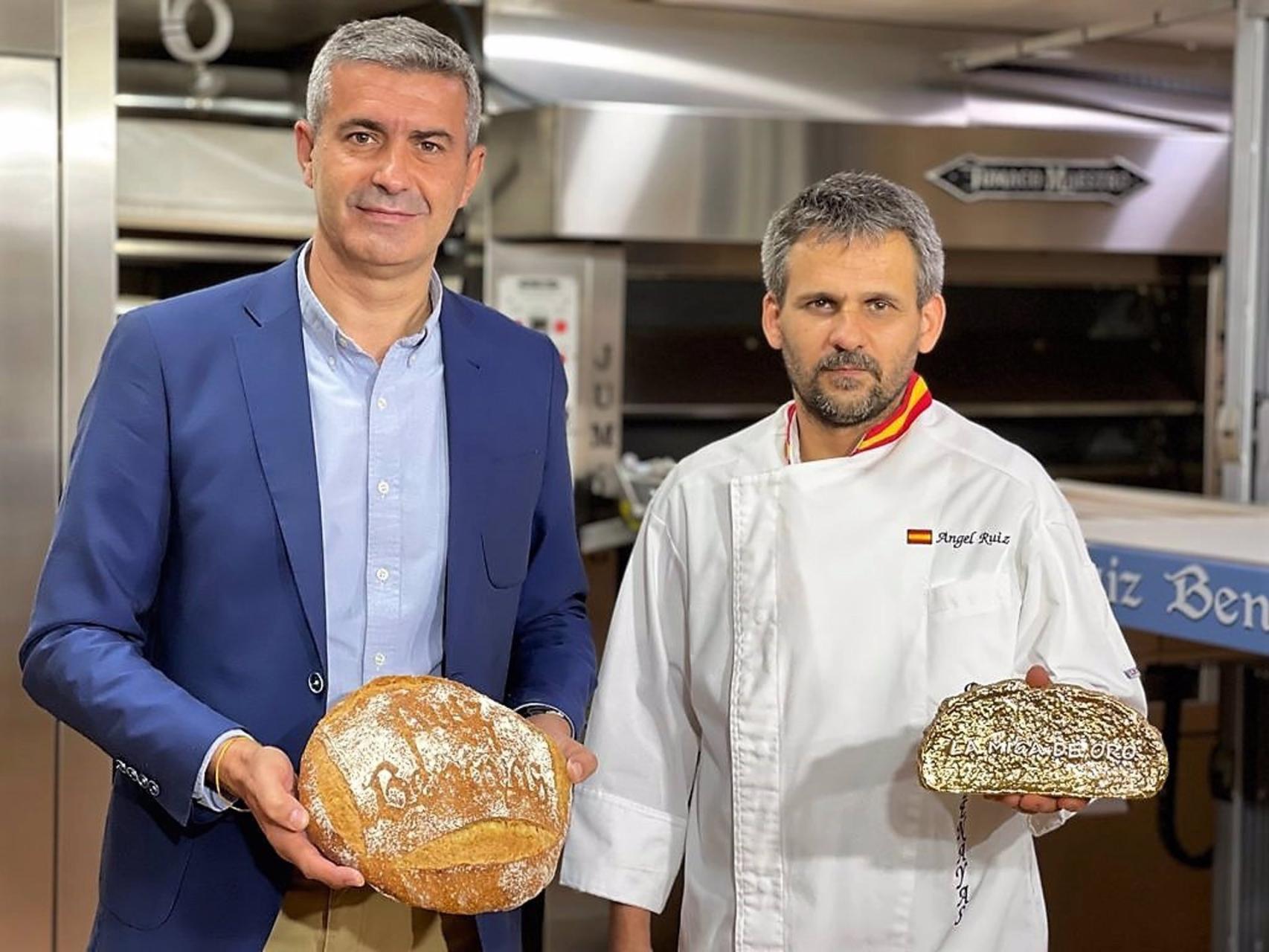 El presidente de la Diputación de Toledo, Álvaro Gutiérrez, visita el obrador de Ángel Ruiz Santos en Maqueda