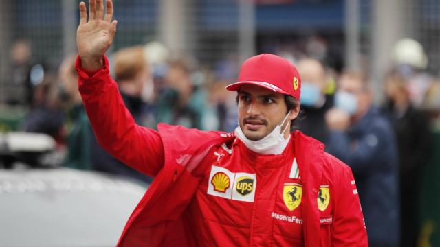 Carlos Sainz saluda al público en el Gran Premio de Turquía