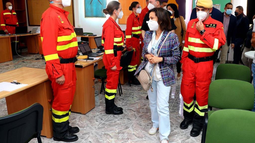 La ministra de Defensa, Margarita Robles, durante su vista este domingo al Acuartelamiento El Fuerte, en La Palma.