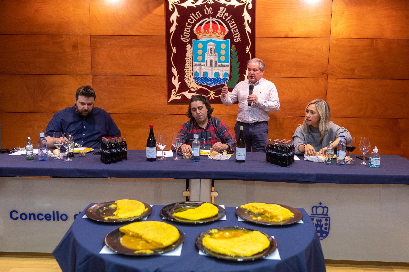 El jurado profesional en la cata a ciegas de las tortillas (Concello de Betanzos).
