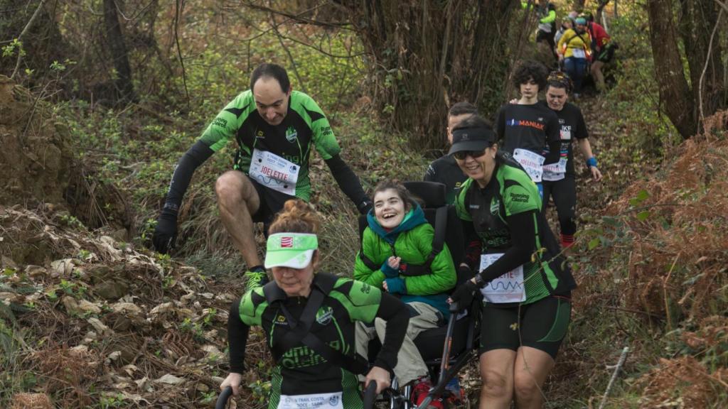 Inés y su equipo en un trail