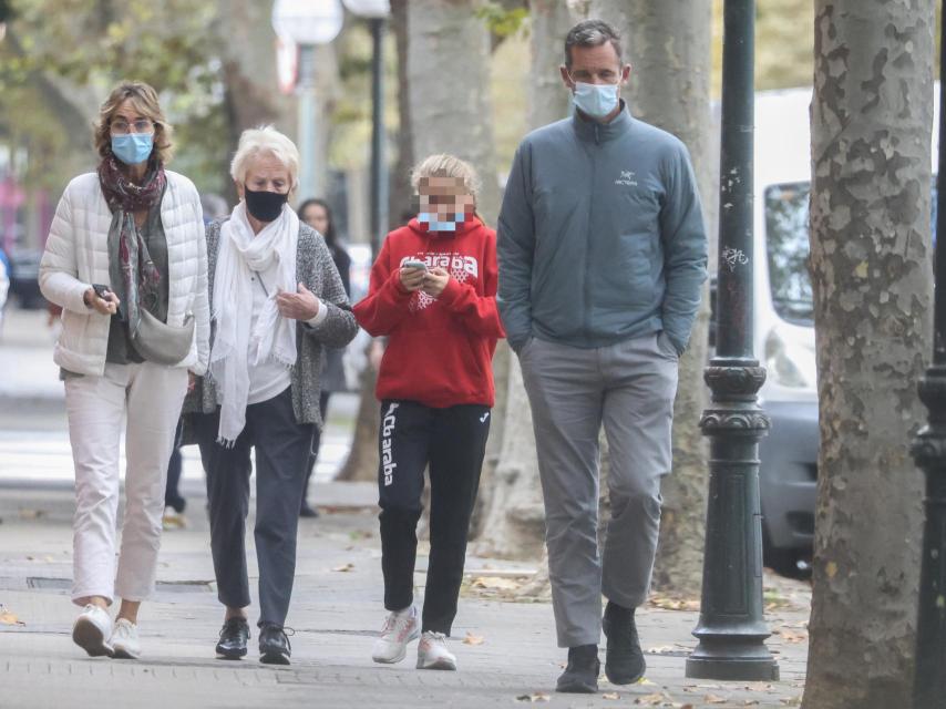 Iñaki Urdangarin pasea por Vitoria con su madre, su hermana y su sobrina.