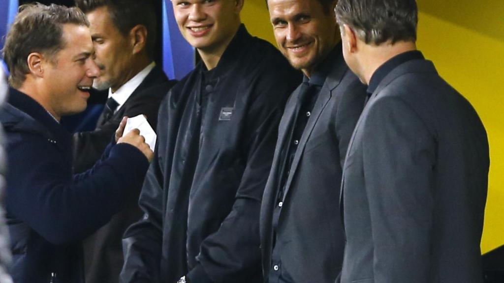Haaland junto a directivos del Borussia Dortmund
