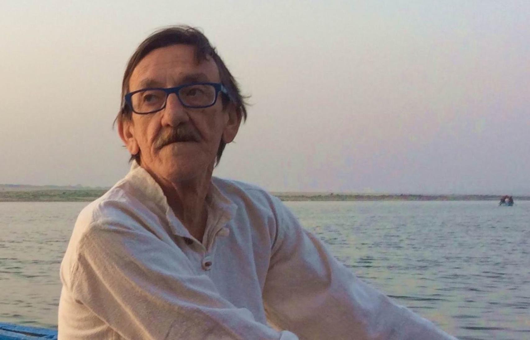 Paco Cumpián y el mar, en una imagen.