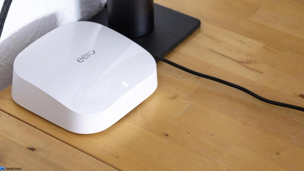 eero Pro 6 en un escritorio