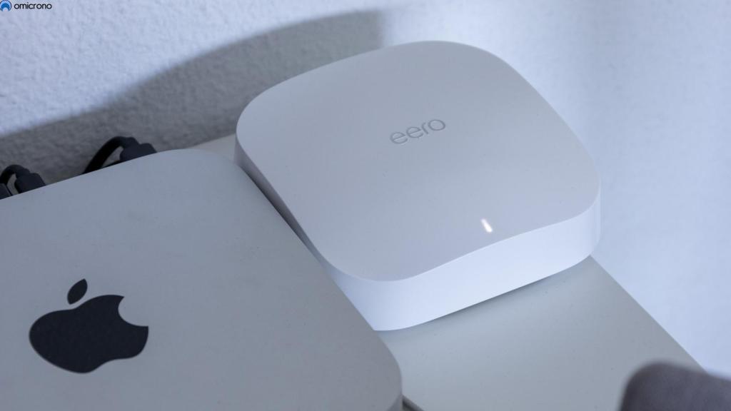 eero Pro 6 junto a un Mac mini.