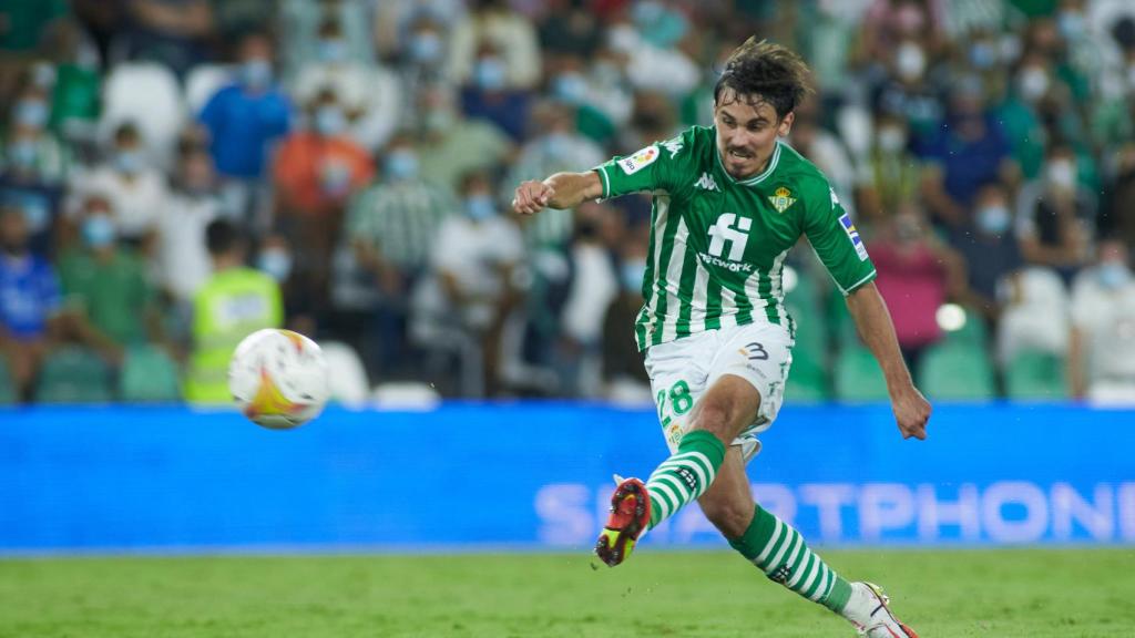 Rodri Sánchez dispara a portería durante un partido del Real Betis