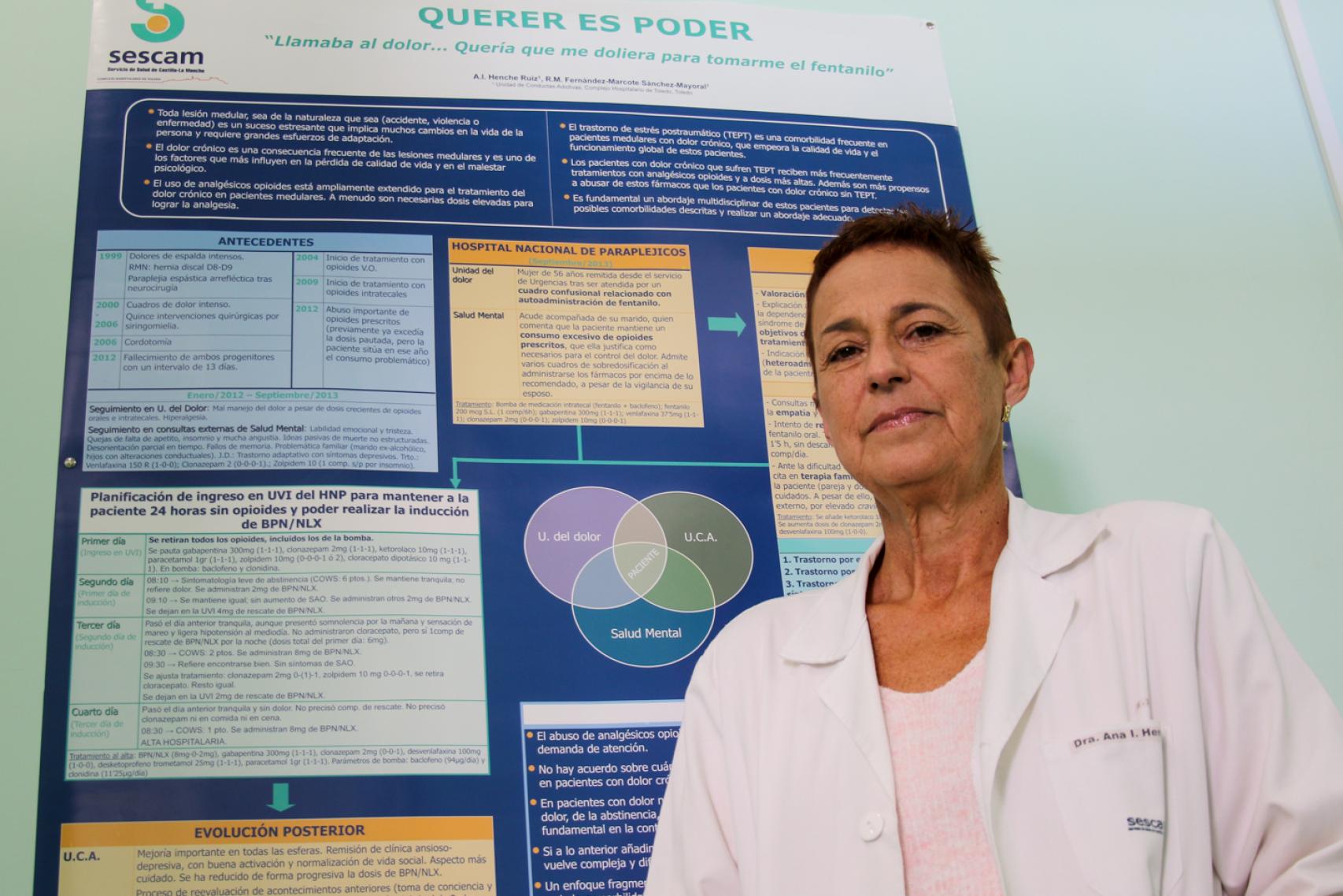 Ana Isabel Henche, con el poster de su primer caso de adicción a los opioides.