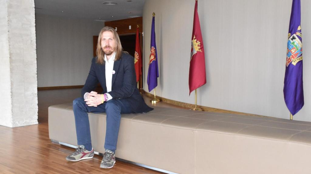 Pablo Fernández, en el exterior del hemiciclo de las Cortes de Castilla y León