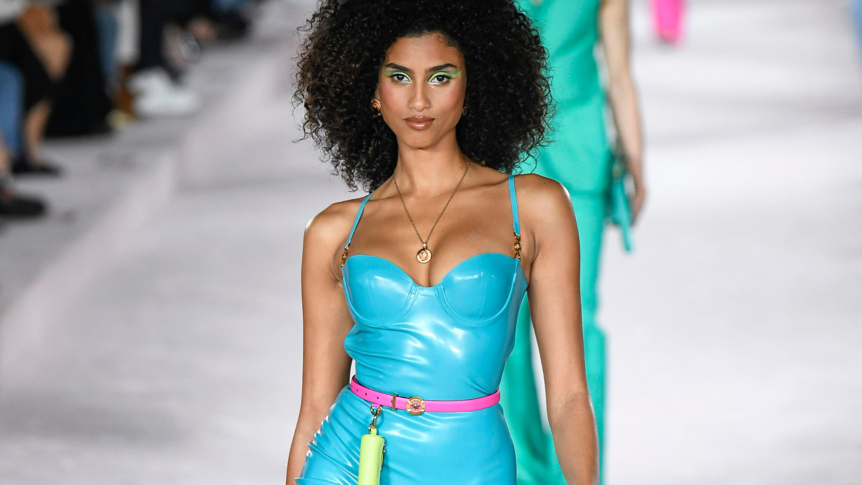 Modelo con el vestido de látex de Versace en su último desfile.