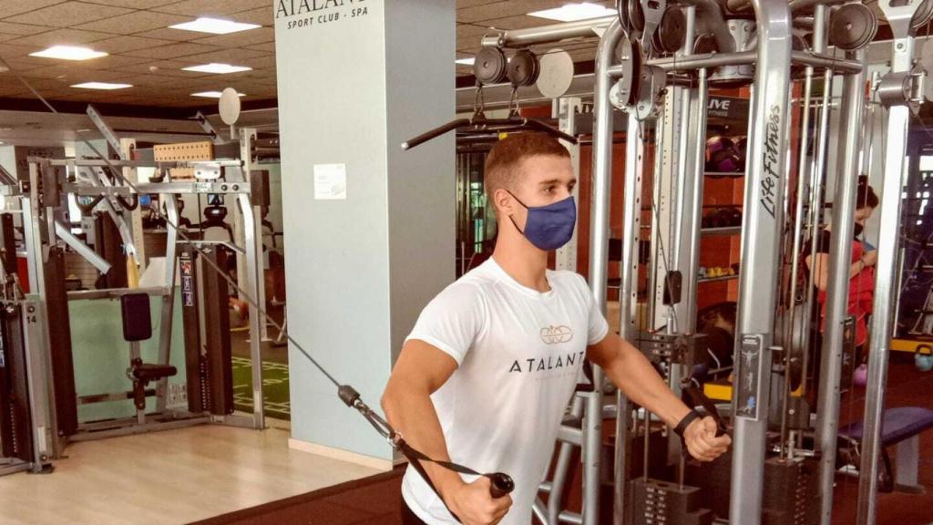 En España sigue siendo obligatoria la mascarilla en el interior de las instalaciones deportivas.