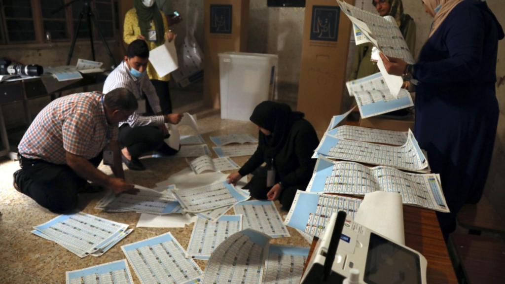 Miembros de un colegio electoral en Bagdad llevan a cabo un recuento manual tras las elecciones.