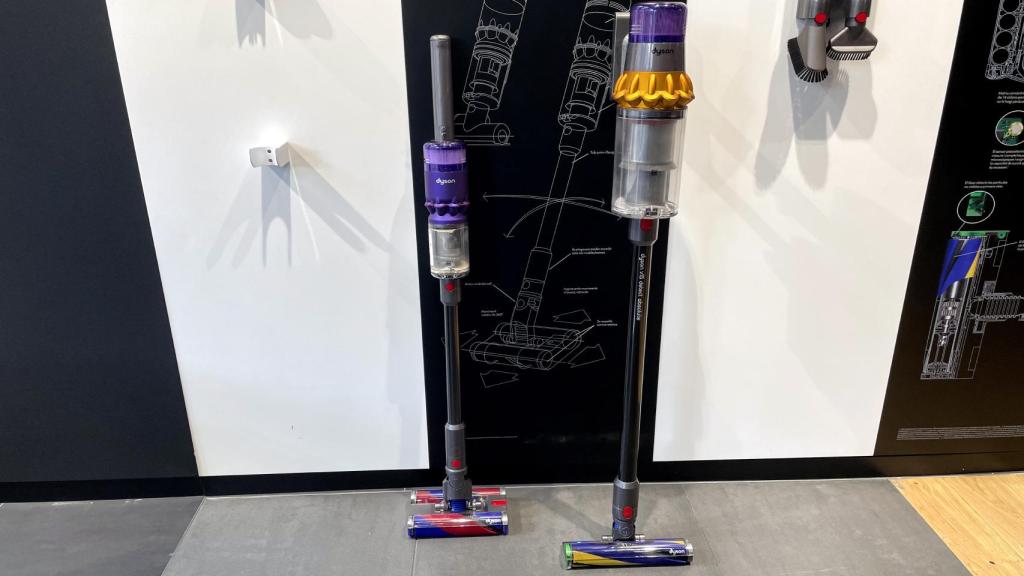 El aspirador Dyson Omni-glide (izquierda) junto con el V15 Detect (derecha).