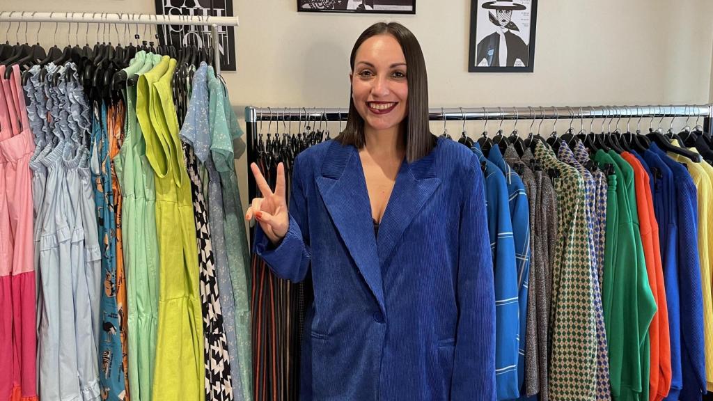 Vittoria Pascarosa posa con uno de los trajes de la colección de otoño de Viveste.