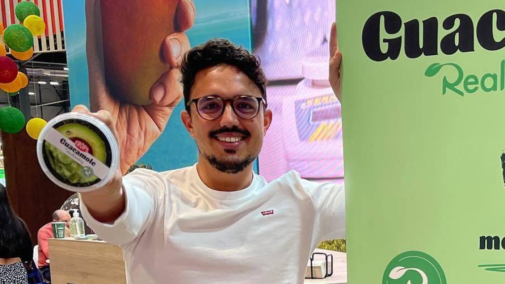 Carlos Ríos presentando su guacamole.