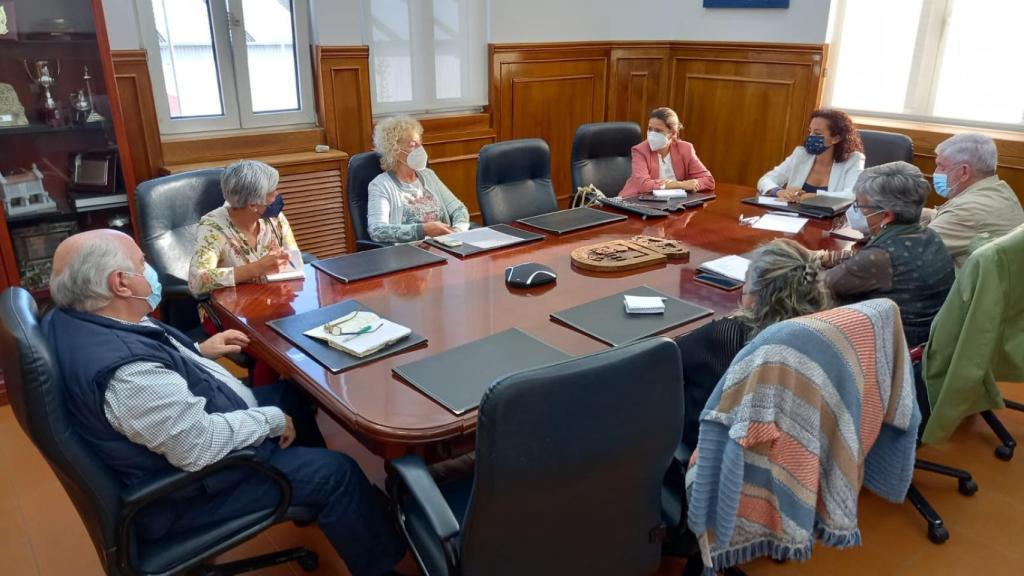 Reunión entre representantes de ONG de Marín y la concejala de Benestar Social, Marián Sanmartín