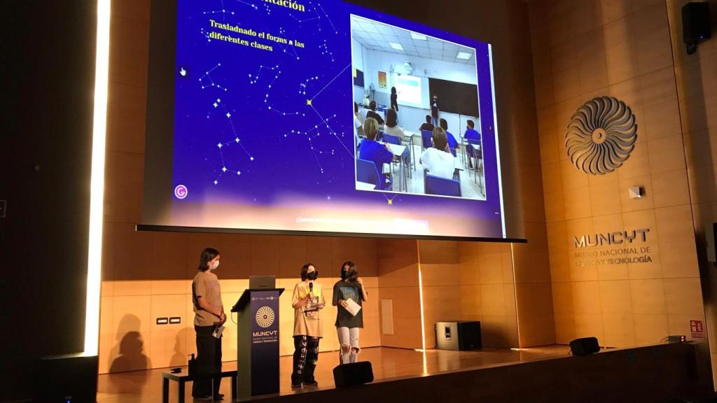 Las alumnas presentando sus resultados.