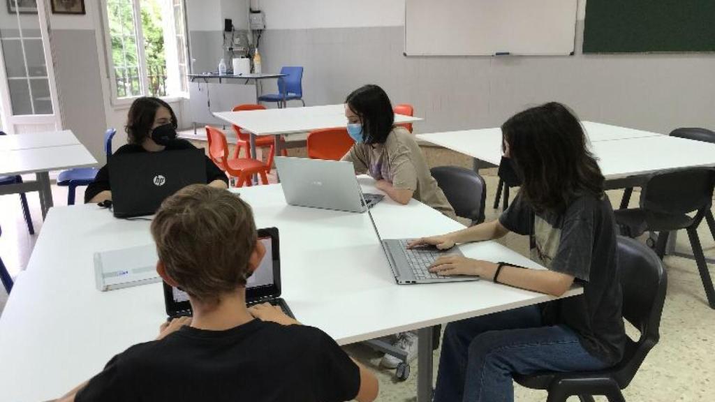 Una imagen trabajando la investigación en clase.