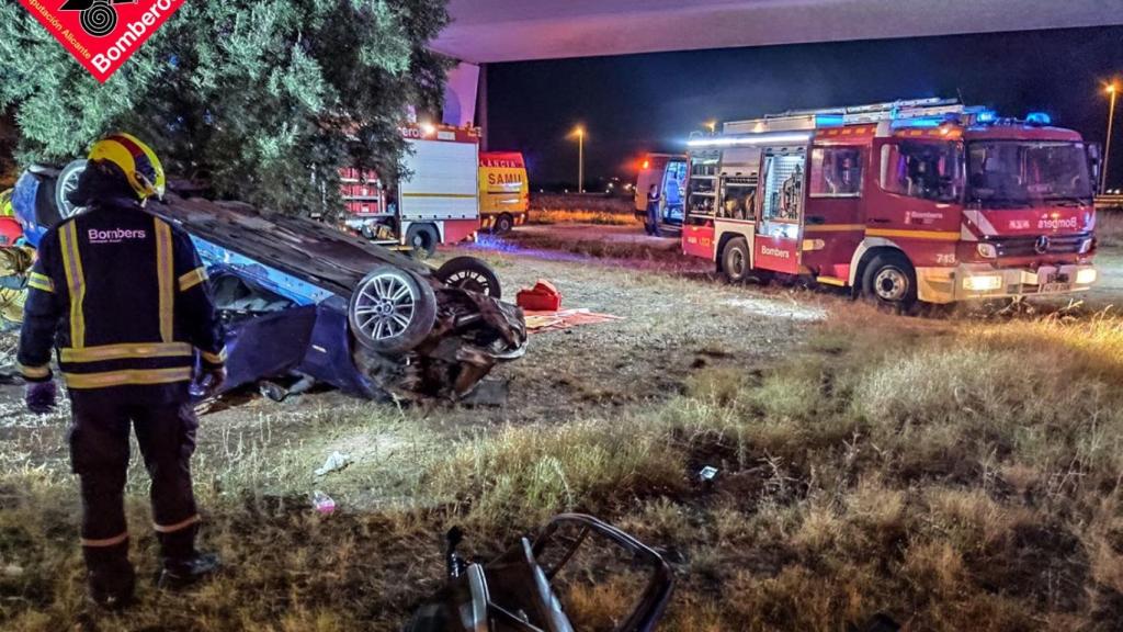 Así ha quedado el coche en el que viajaban los cuatro ocupantes.