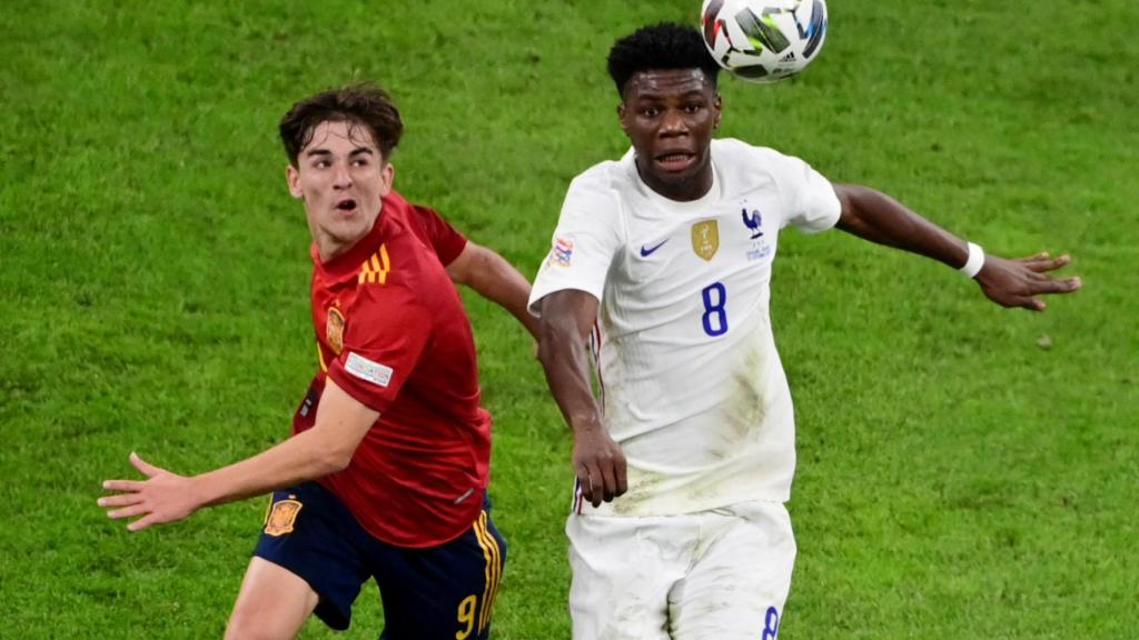 Tchouameni pelea con Gavi un balón en el España - Francia