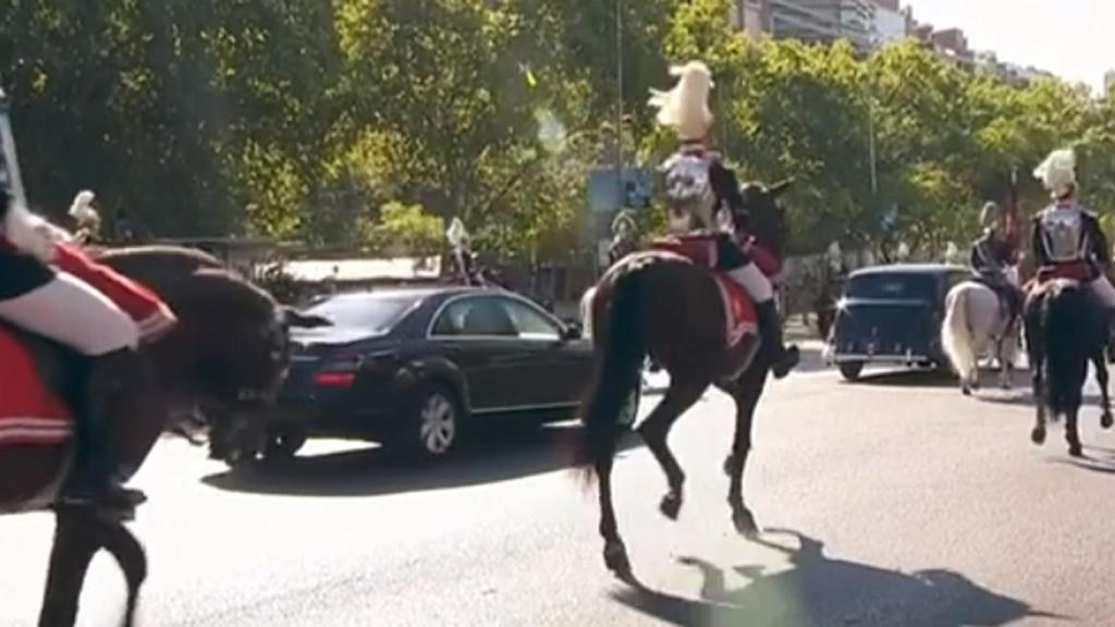 La infanta Sofía, dentro del Mercedes, sigue a los Reyes en el Rolls.