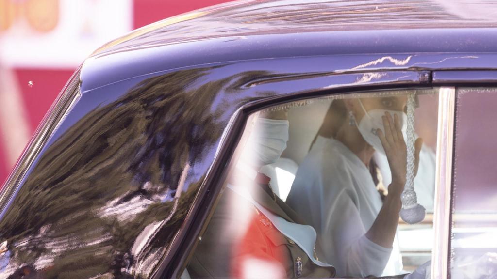 Los reyes Felipe y Letizia dentro del vehículo oficial.