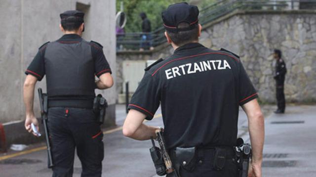 Los agentes de la Ertzaintza investigan lo ocurrido.