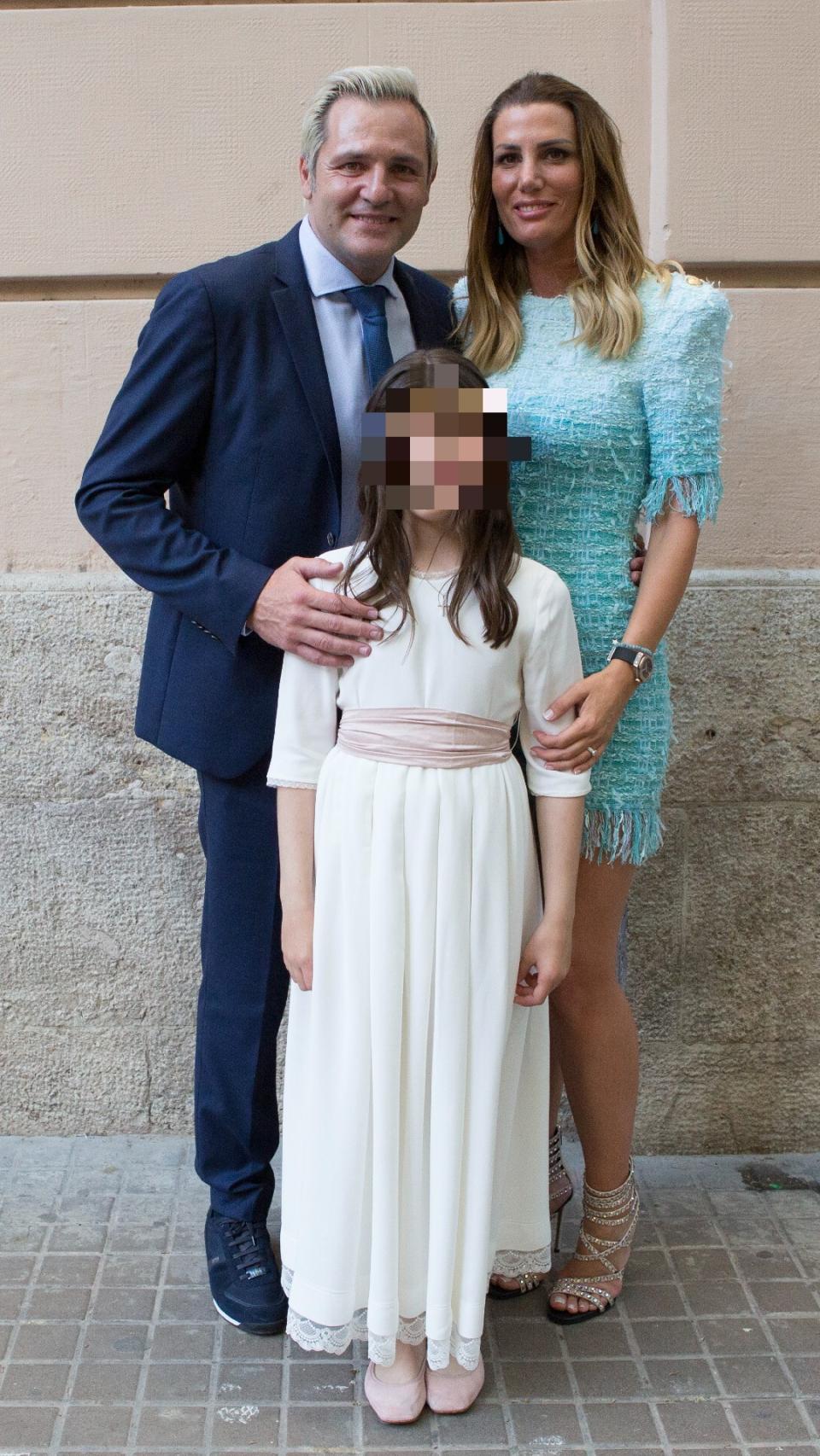 Santiago y Mayte, durante la comunión de su hija Sofía.