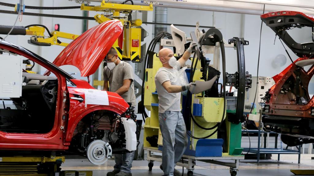 Un operario trabaja en la planta que Renault tiene en Valladolid.